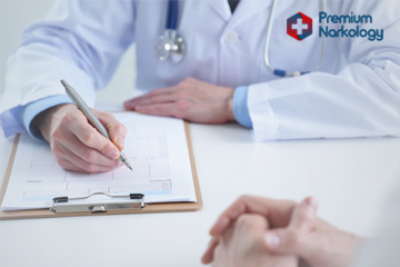 Срочный вывод из запоя Врач с пациентом